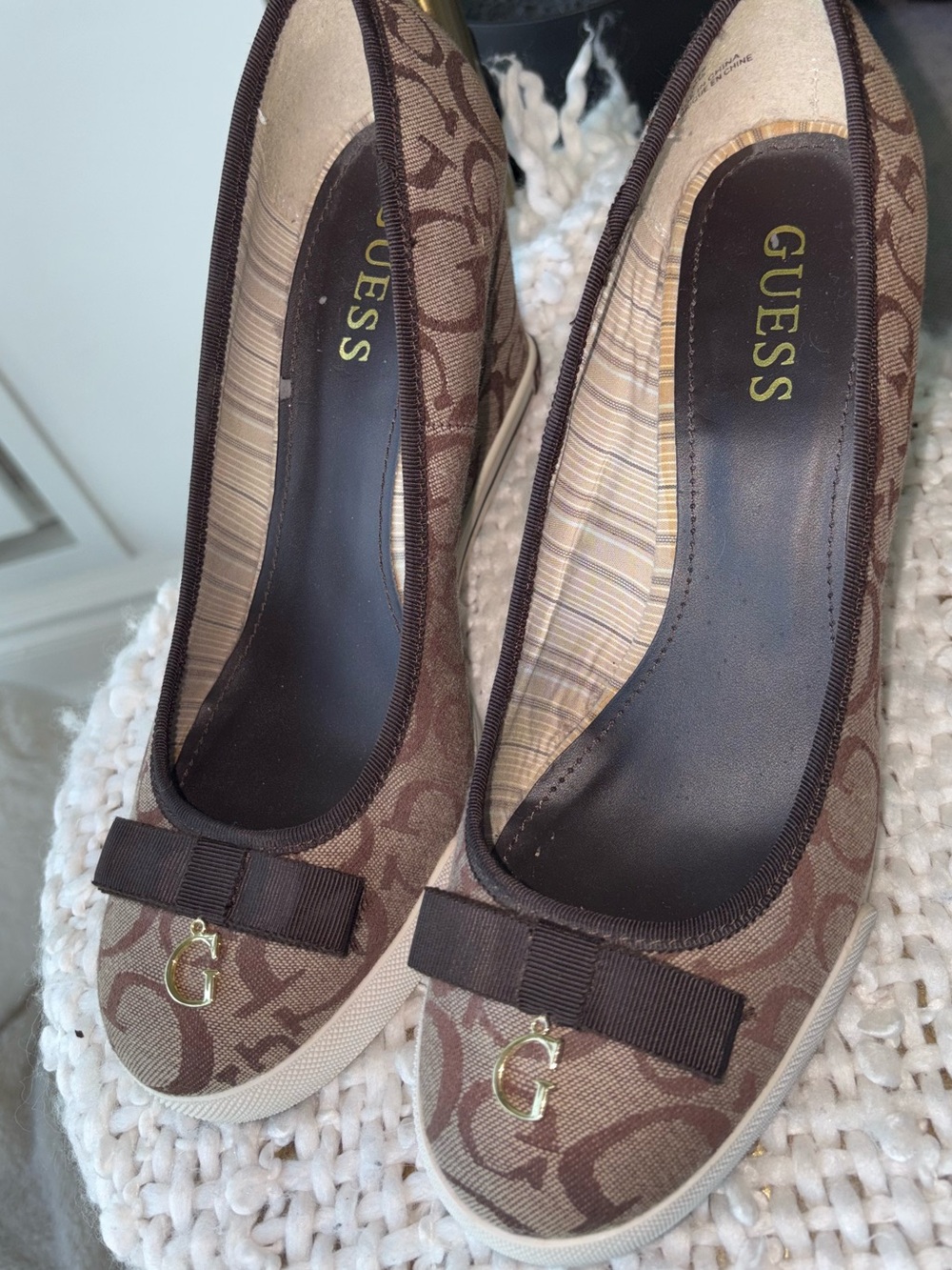 Vintage Y2K GUESS Monogram Canvas Wedge Heels G Charm Bow Sneakers Size 8.5